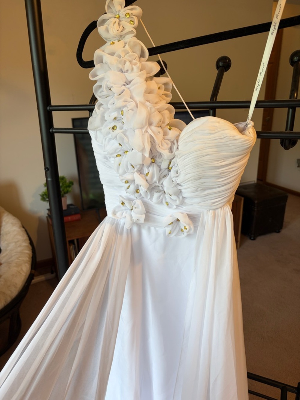 White One-Shoulder Floral Appliqué Chiffon Dress